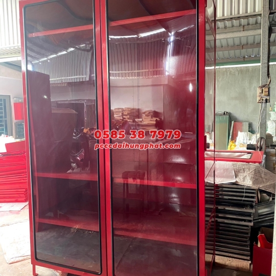 Tủ đựng trang phục với thiết bị